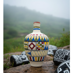 جرة فخارية مزخرفة بفن القط العسيري الأصيل